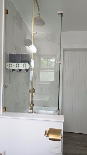 Ensemble baignoire-douche, séchoir à cheveux, serviettes fournies
