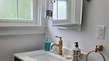 Combinazione doccia/vasca, asciugacapelli, asciugamani, carta igienica