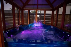 Indoor spa tub - Downtown Zen. Perfect location to explore downtown ORL. Private 1 Bedroom House (Orlando)