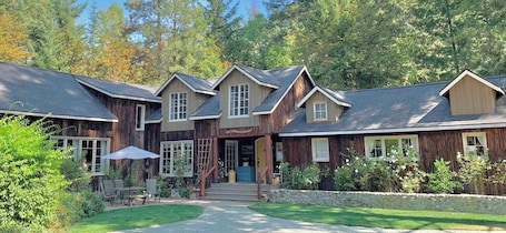 Exterior. Cozy Historic Cabin Near Hiking