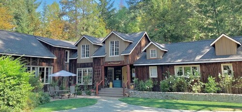 Cozy Historic Cabin Near Hiking