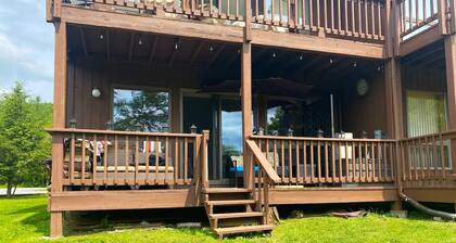 Spacious 2-bedroom condo with mountain views & lots of hiking