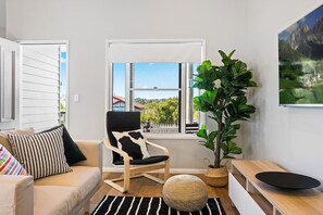 TV - Bluestone Cottages "The Villa" (Toowoomba City)