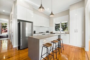 Een koelkast, een microgolfoven, een oven, een kookplaat