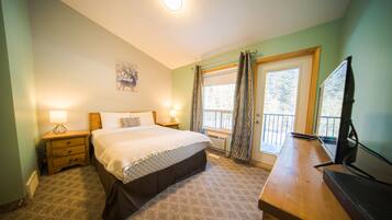 3 bedrooms, iron/ironing board, travel crib, free WiFi