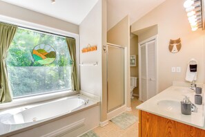 Articles de toilette gratuits, sèche-cheveux, serviettes fournies