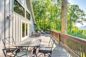 Outdoor dining - Mountain Cabin w/ Covered Decks & Fire Pit! (Blairsville)