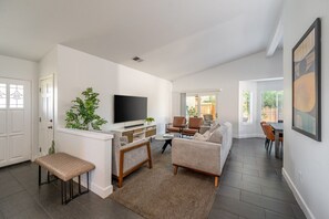 TV connectée, cheminée, chaîne hi-fi