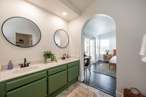 5 chambres, bureau, fer et planche à repasser, lit parapluie