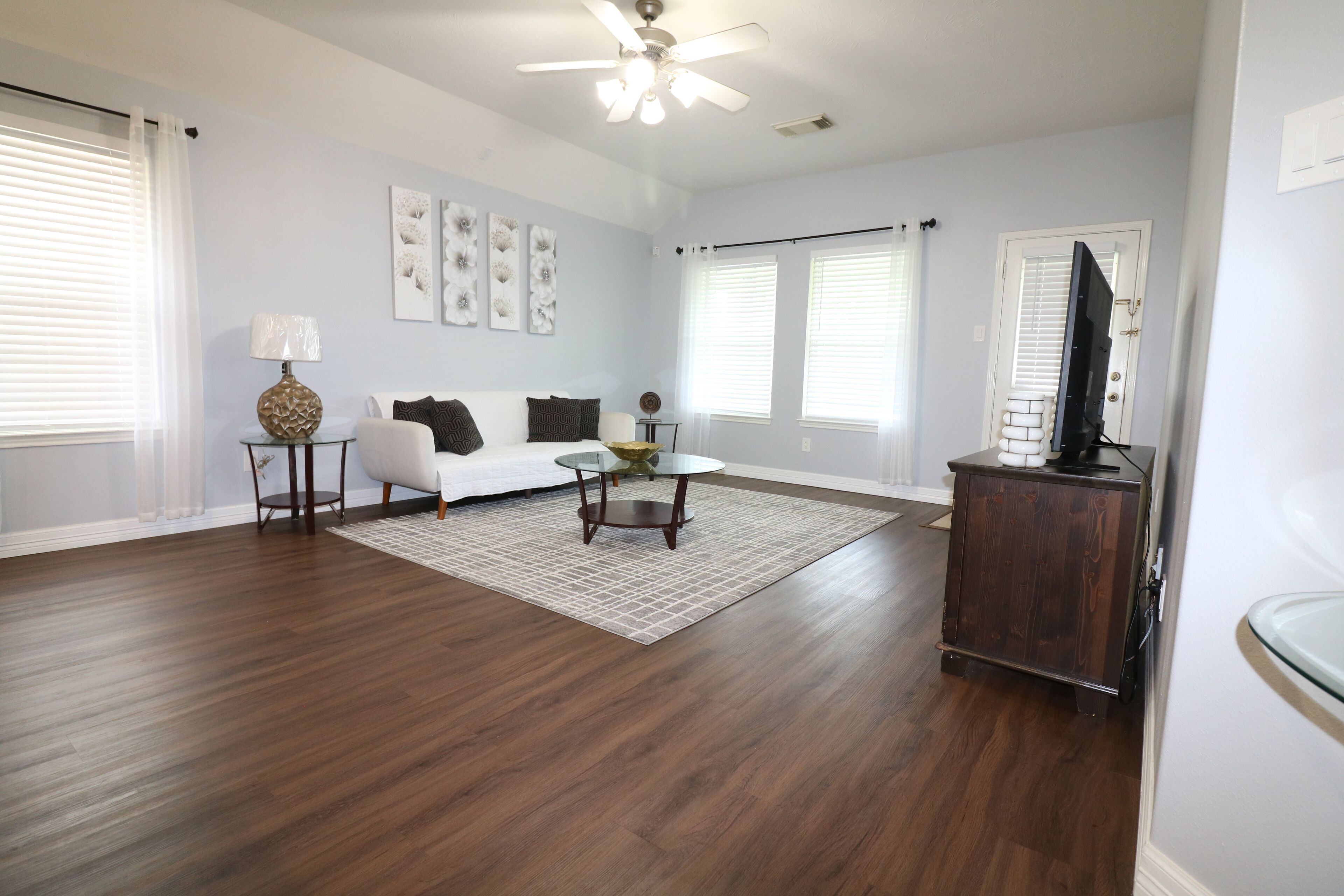 Beautiful and Spacious 3bd/2bth House close to Airport and Downtown