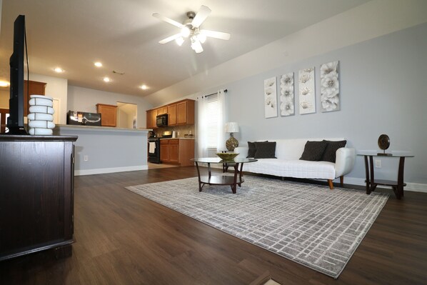 Smart TV - Beautiful and Spacious 3bd/2bth House close to Airport and Downtown (Houston)