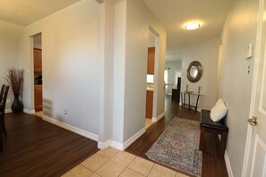 Interior - Beautiful and Spacious 3bd/2bth House close to Airport and Downtown (Houston)