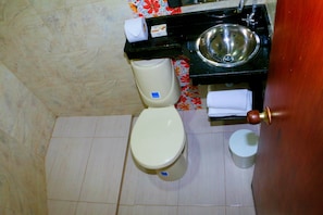 Standard-ullakkohuoneisto, valtamerinäköala, torni | Kylpyhuone | Suihku, sadesuihkupää, hiustenkuivaaja