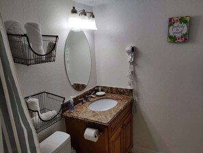 Baignoire, sèche-cheveux, serviettes fournies, savon