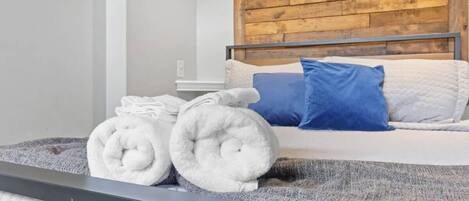 4 habitaciones, escritorio, tabla de planchar con plancha y wifi