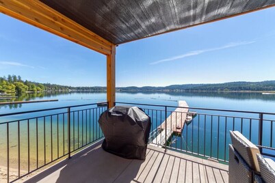 Beautiful Triplex Unit With Spectacular Lake View!