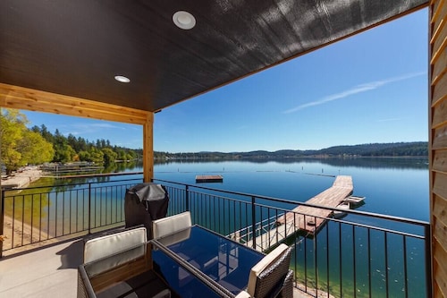 Beautiful Triplex Unit With Spectacular Lake View!