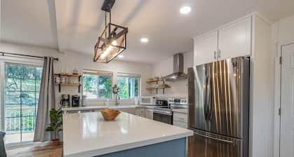 Modern Yosemite Escape – Cozy + Nature Views + EV Charger + Large Deck +Kitchen