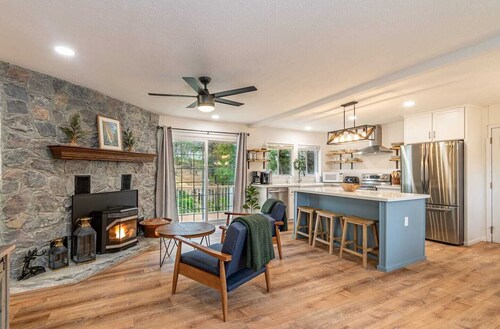 Modern Yosemite Escape – Cozy + Nature Views + EV Charger + Large Deck +Kitchen 