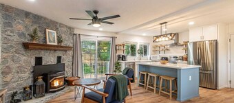 Modern Yosemite Escape – Cozy + Nature Views + EV Charger + Large Deck +Kitchen 