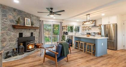 Modern Yosemite Escape – Cozy + Nature Views + EV Charger + Large Deck +Kitchen
