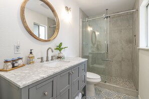 Dusche, Haartrockner, Handtücher, Seife