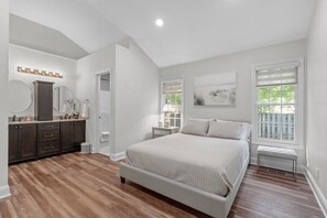 3 habitaciones, caja de seguridad en la habitación y escritorio 
