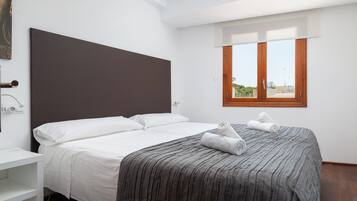 2 dormitorios, tabla de planchar con plancha, wifi gratis y ropa de cama