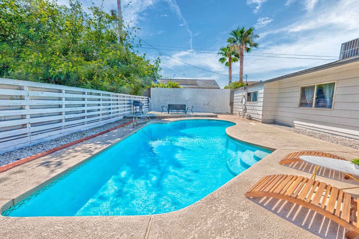 WoW! Amazing Villa 3 min from the strip large pool fully remodeled and sparkling