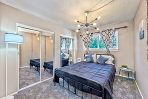 4 bedrooms, iron/ironing board, travel crib, WiFi - WoW! Amazing Villa 3 min from the strip large pool fully remodeled and sparkling (Las Vegas)