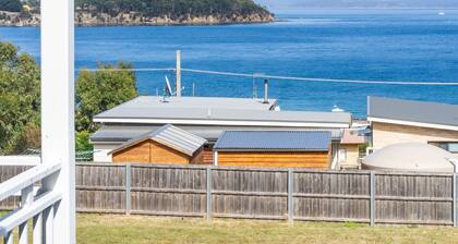 Blue Cottage Bruny Island, ALONNAH, fabulous water views, wood heater, near Pub