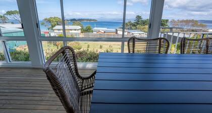 Blue Cottage Bruny Island, ALONNAH, fabulous water views, wood heater, near Pub