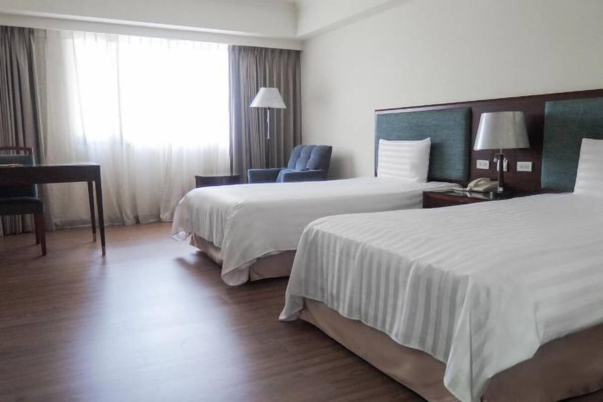 1 bedroom, desk, laptop workspace, soundproofing