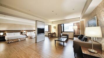Family Suite | Desk, laptop workspace, soundproofing, free WiFi