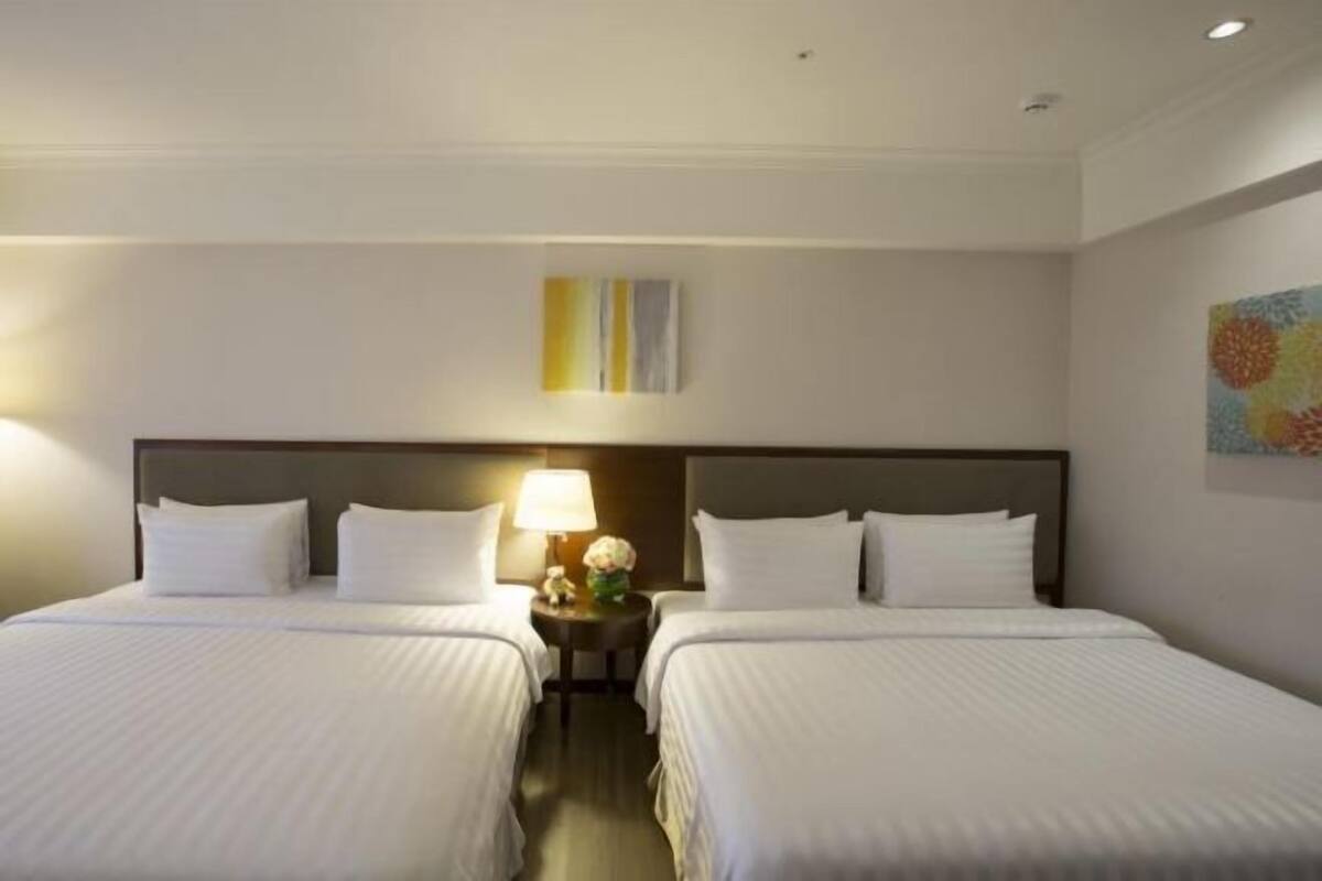 1 bedroom, desk, laptop workspace, soundproofing