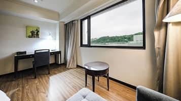 Habitación superior con 2 camas individuales | Escritorio, espacio para trabajar con laptop y insonorización