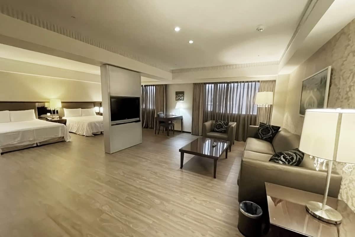 Family Suite | 1 bedroom, desk, laptop workspace, soundproofing