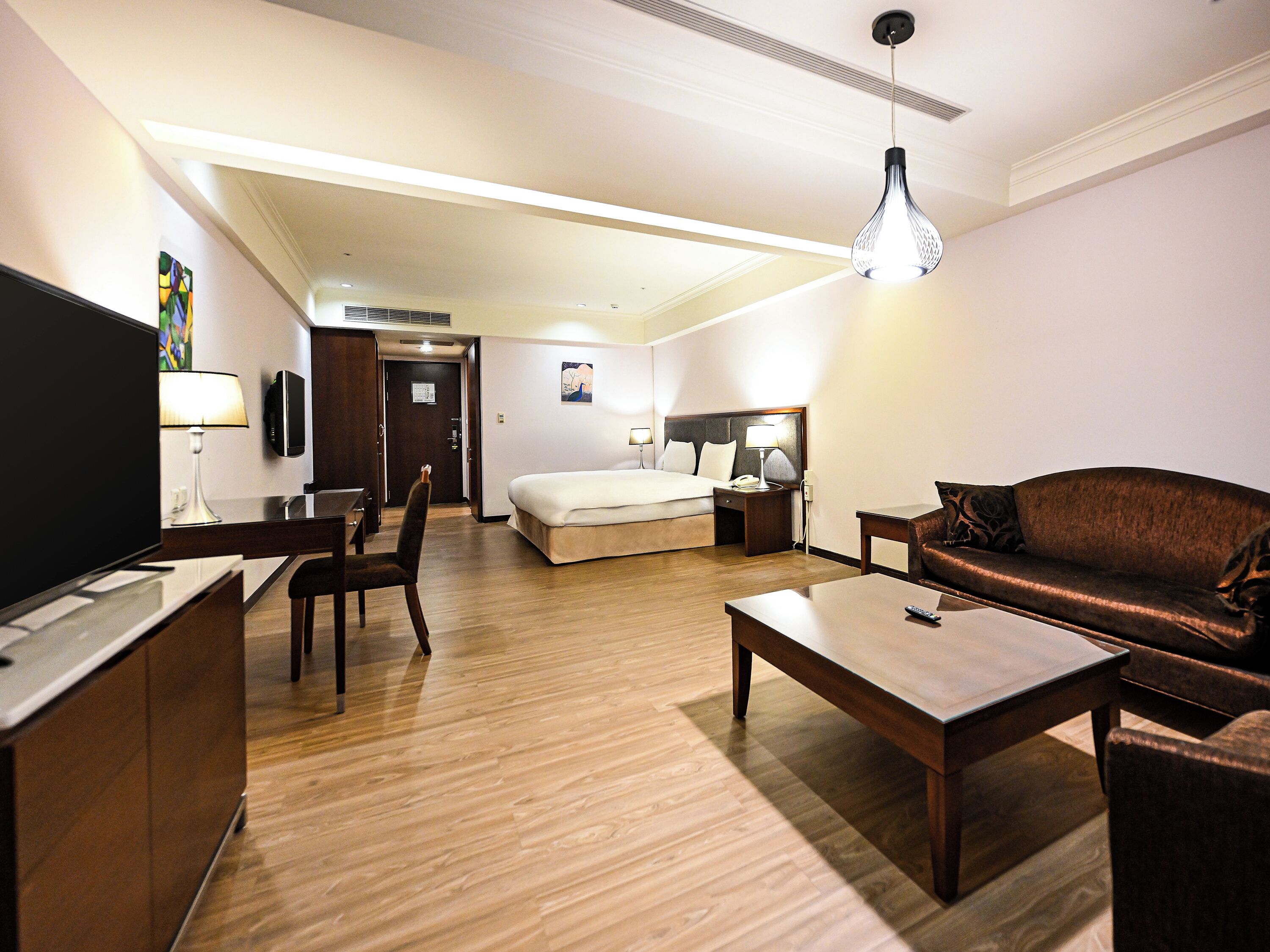 Suite básica | Escritorio, espacio para trabajar con laptop y insonorización 