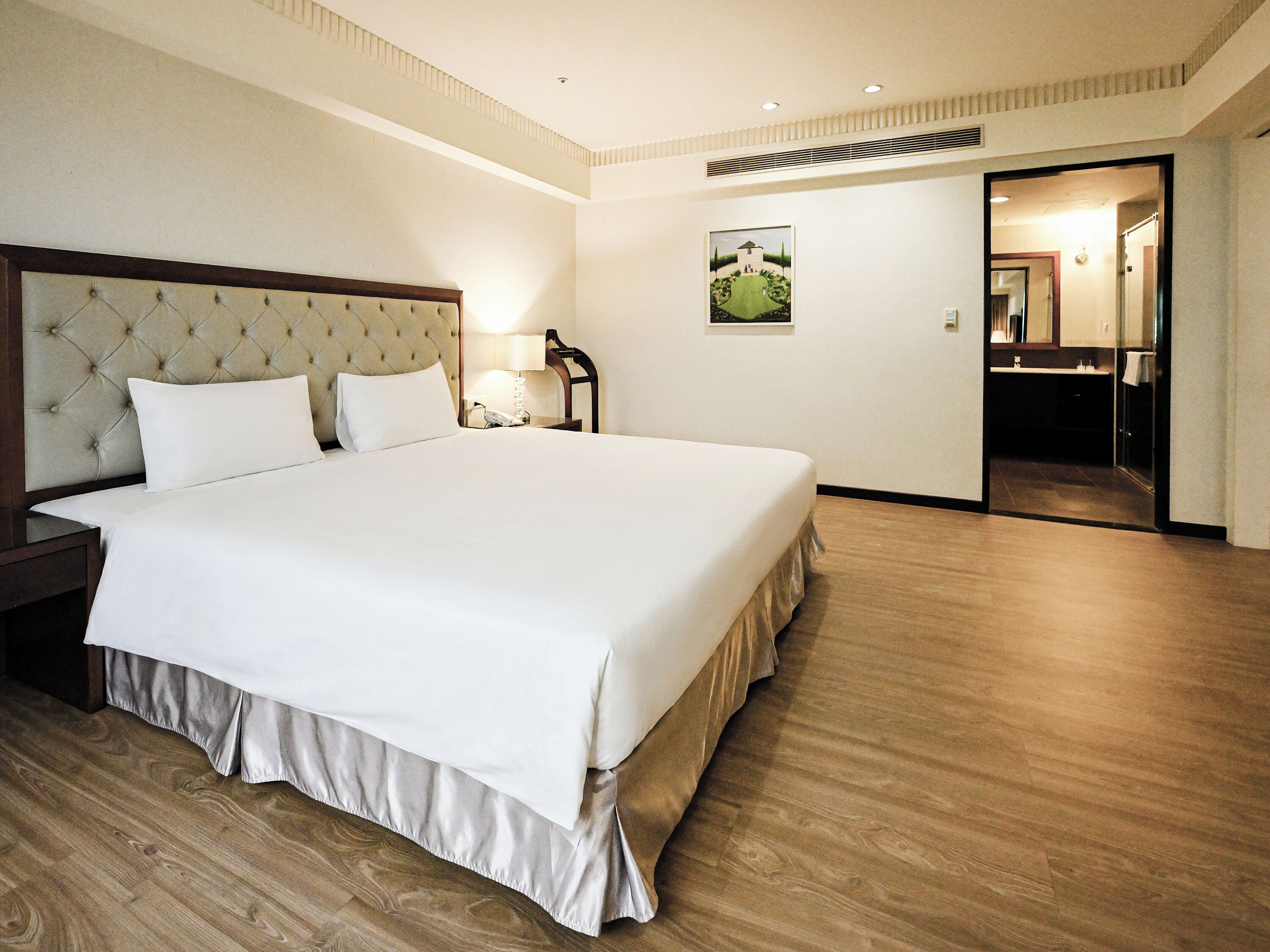 Suite Deluxe | Escritorio, espacio para trabajar con laptop y insonorización 