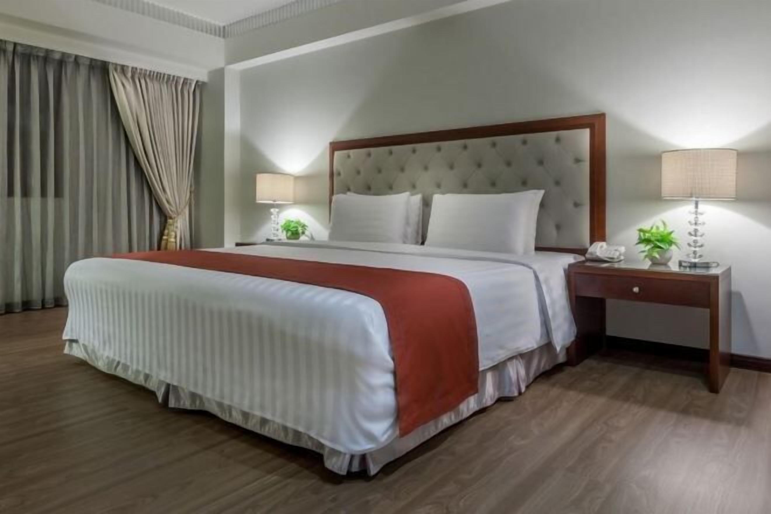 Desk, laptop workspace, soundproofing, free WiFi