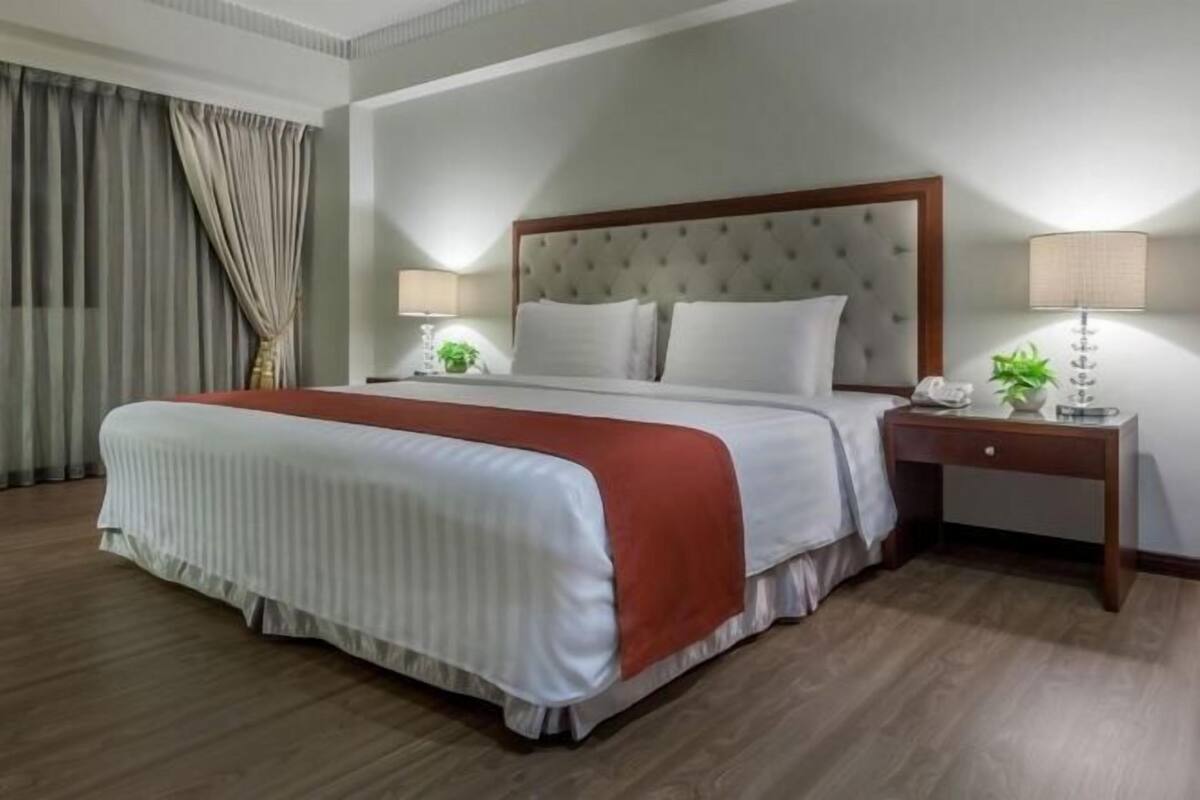 1 bedroom, desk, laptop workspace, soundproofing