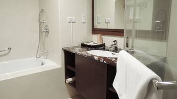 Tina y regadera independientes, bidet electrónico, toallas, shampoo