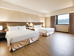 Suite familiar | Escritorio, espacio para trabajar con laptop y insonorización 