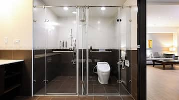 Suite Deluxe | Baño | Tina y regadera independientes, bidet electrónico, toallas, shampoo