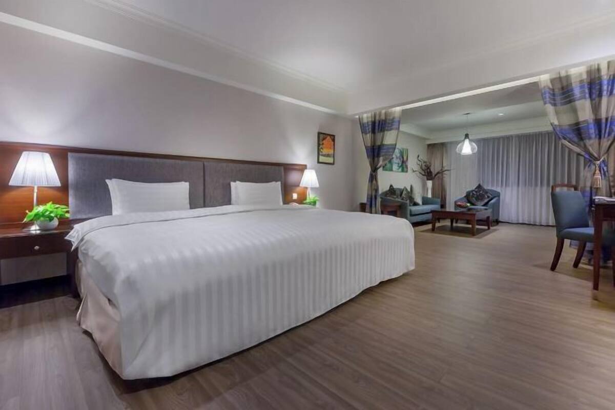 1 bedroom, desk, laptop workspace, soundproofing