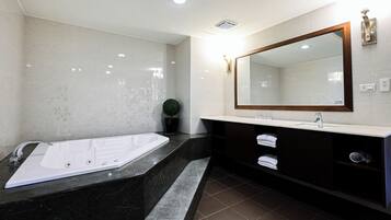 Family Suite | Bathroom | Separate tub and shower, electronic bidet, towels, shampoo