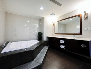 Suite familiar | Baño | Tina y regadera independientes, bidet electrónico, toallas, shampoo 