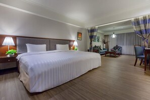 مكتب ومساحة عمل للكمبيوتر المحمول وتجهيزات عازلة للصوت وواي فاي مجانًا