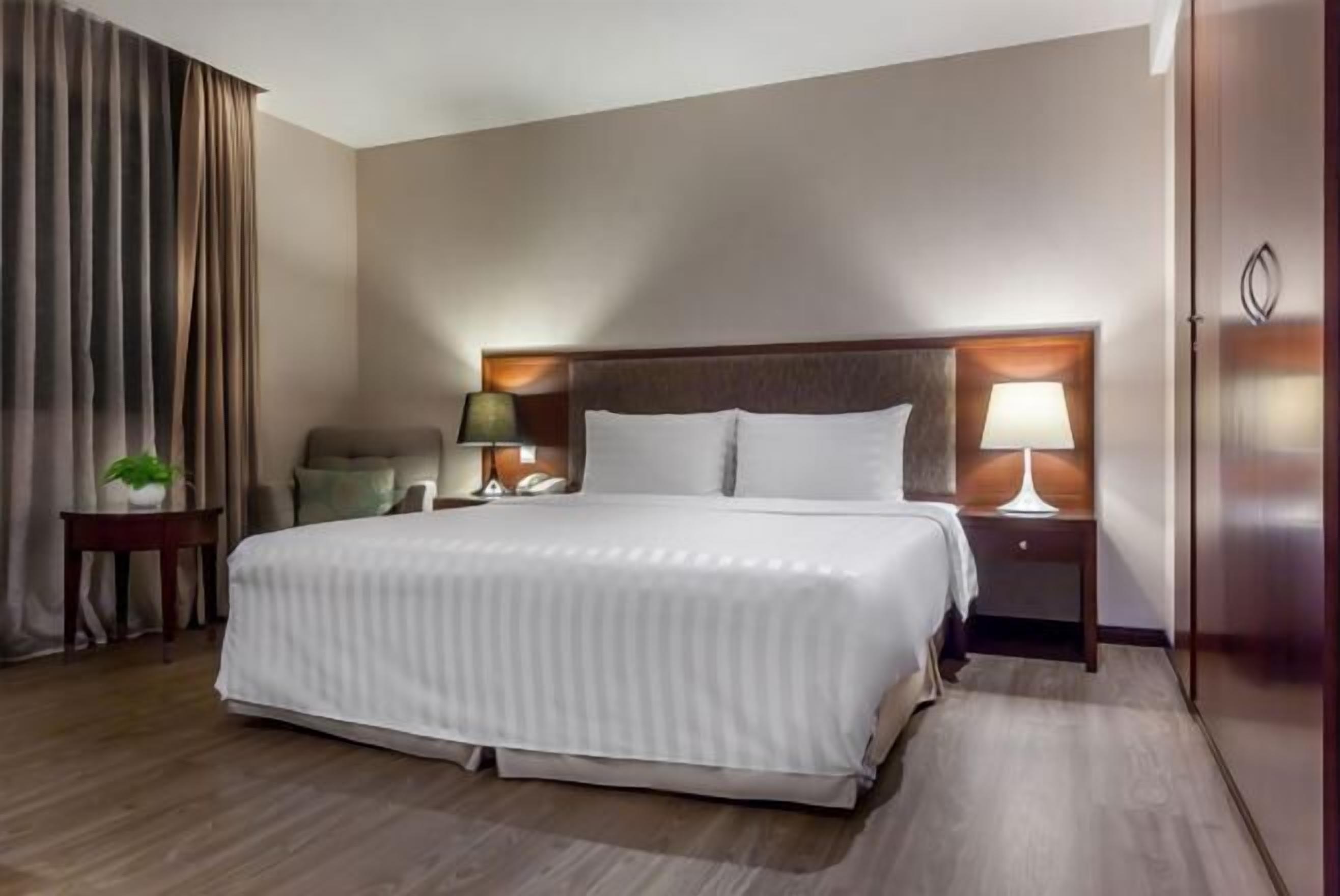 Desk, laptop workspace, soundproofing, free WiFi