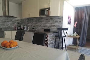 冷蔵庫、電子レンジ、オーブン、コンロ